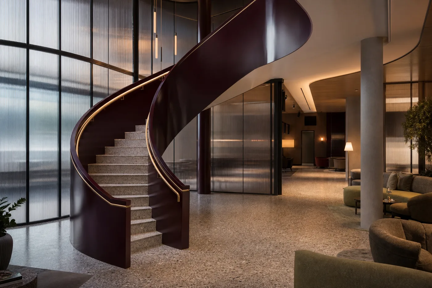 Hotelhal met een sculpturale pruimkleurige trap, terrazzo en geribbeld glas